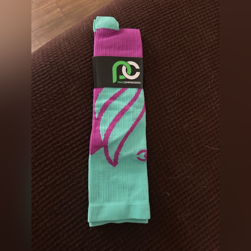 Women’s Pro Compression Socks - image 1